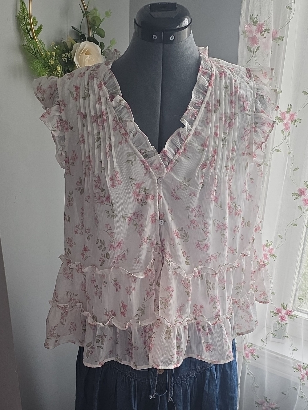 NWOT Elegant Floral Ruffle Sleeveless Blouse - Pink Floral